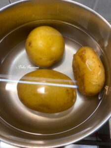 Insalata di Patate, Tonno, Pomodorini e Cipolle di Tropea: la ricetta Estiva fresca e saporita Insalata di Patate, Tonno, Pomodorini e Cipolle di Tropea: la ricetta Estiva fresca e saporita