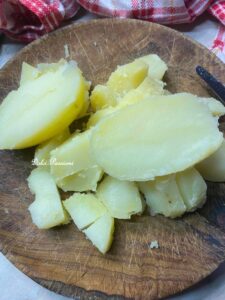 Insalata di Patate, Tonno, Pomodorini e Cipolle di Tropea: la ricetta Estiva fresca e saporita Insalata di Patate, Tonno, Pomodorini e Cipolle di Tropea: la ricetta Estiva fresca e saporita