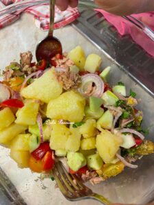 Insalata di Patate, Tonno, Pomodorini e Cipolle di Tropea: la ricetta Estiva fresca e saporita Insalata di Patate, Tonno, Pomodorini e Cipolle di Tropea: la ricetta Estiva fresca e saporita