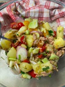 Insalata di Patate, Tonno, Pomodorini e Cipolle di Tropea: la ricetta Estiva fresca e saporita Insalata di Patate, Tonno, Pomodorini e Cipolle di Tropea: la ricetta Estiva fresca e saporita