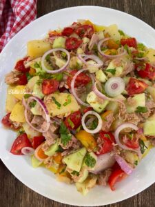 Insalata di Patate, Tonno, Pomodorini e Cipolle di Tropea: la ricetta Estiva fresca e saporita Insalata di Patate, Tonno, Pomodorini e Cipolle di Tropea: la ricetta Estiva fresca e saporita
