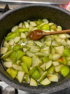 Succo di Frutta alla Pera fatto in casa: il sapore autentico della tradizione in ogni sorso Succo di Frutta alla Pera fatto in casa: il sapore autentico della tradizione in ogni sorso