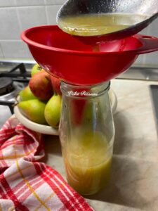 Succo di Frutta alla Pera fatto in casa: il sapore autentico della tradizione in ogni sorso Succo di Frutta alla Pera fatto in casa: il sapore autentico della tradizione in ogni sorso