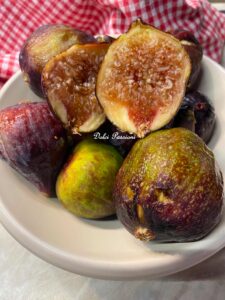 Plum-Cake con Fichi e Scaglie di Mandorle: il dolce soffice che racchiude tutto il sapore dell’Estate