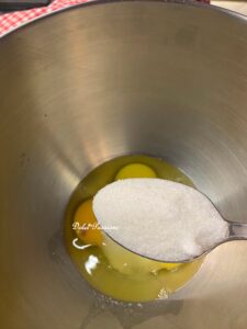 Plum-Cake con Fichi e Scaglie di Mandorle: il dolce soffice che racchiude tutto il sapore dell’Estate