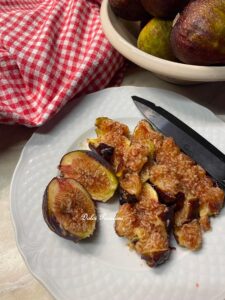 Plum-Cake con Fichi e Scaglie di Mandorle: il dolce soffice che racchiude tutto il sapore dell’Estate