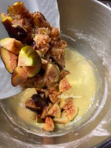 Plum-Cake con Fichi e Scaglie di Mandorle: il dolce soffice che racchiude tutto il sapore dell’Estate