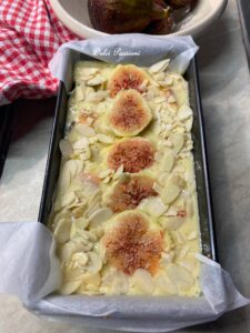 Plum-Cake con Fichi e Scaglie di Mandorle: il dolce soffice che racchiude tutto il sapore dell’Estate