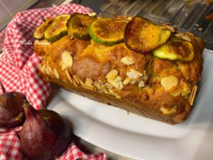 Plum-Cake con Fichi e Scaglie di Mandorle: il dolce soffice che racchiude tutto il sapore dell’Estate