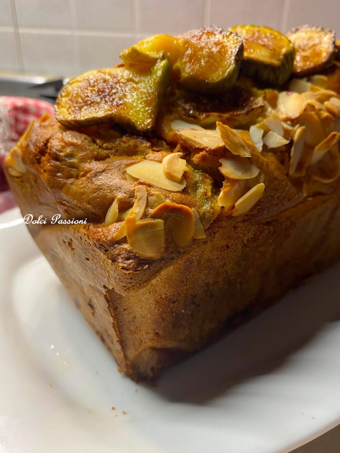 Plum-Cake con Fichi e Scaglie di Mandorle: il dolce soffice che racchiude tutto il sapore dell’Estate