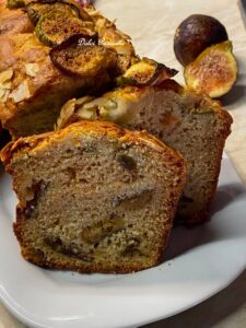Plum-Cake con Fichi e Scaglie di Mandorle: il dolce soffice che racchiude tutto il sapore dell’Estate