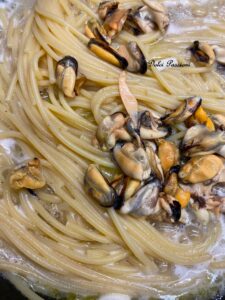 Spaghetti con Cozze in Bianco: La ricetta perfetta di casa Palasciano-Bellino