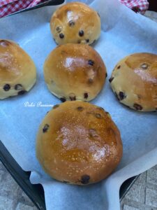 Pangoccioli morbidi fatti in Casa: la ricetta dei golosi panini al latte con gocce di Cioccolato