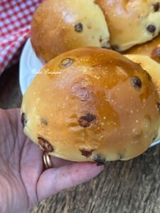 Pangoccioli morbidi fatti in Casa: la ricetta dei golosi panini al latte con gocce di Cioccolato
