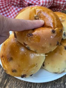 Pangoccioli morbidi fatti in Casa: la ricetta dei golosi panini al latte con gocce di Cioccolato