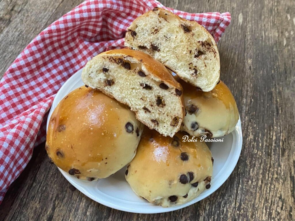 Pangoccioli morbidi fatti in Casa: la ricetta dei golosi panini al latte con gocce di Cioccolato