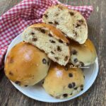 Pangoccioli morbidi fatti in Casa: la ricetta dei golosi panini al latte con gocce di Cioccolato