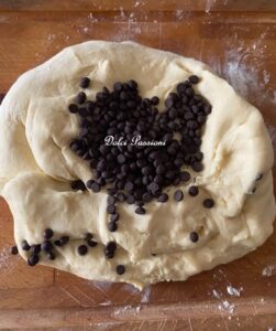 Pangoccioli morbidi fatti in Casa: la ricetta dei golosi panini al latte con gocce di Cioccolato