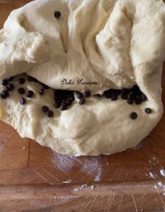 Pangoccioli morbidi fatti in Casa: la ricetta dei golosi panini al latte con gocce di Cioccolato