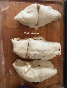 Pangoccioli morbidi fatti in Casa: la ricetta dei golosi panini al latte con gocce di Cioccolato
