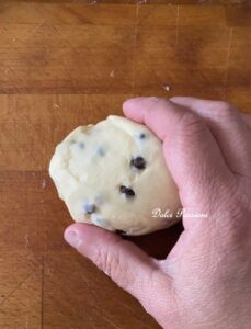 Pangoccioli morbidi fatti in Casa: la ricetta dei golosi panini al latte con gocce di Cioccolato
