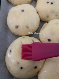 Pangoccioli morbidi fatti in Casa: la ricetta dei golosi panini al latte con gocce di Cioccolato