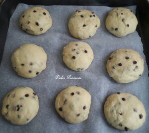 Pangoccioli morbidi fatti in Casa: la ricetta dei golosi panini al latte con gocce di Cioccolato