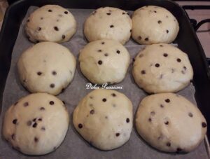 Pangoccioli morbidi fatti in Casa: la ricetta dei golosi panini al latte con gocce di Cioccolato