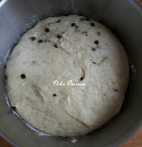 Pangoccioli morbidi fatti in Casa: la ricetta dei golosi panini al latte con gocce di Cioccolato