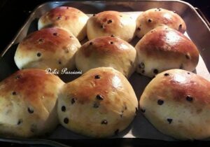 Pangoccioli morbidi fatti in Casa: la ricetta dei golosi panini al latte con gocce di Cioccolato
